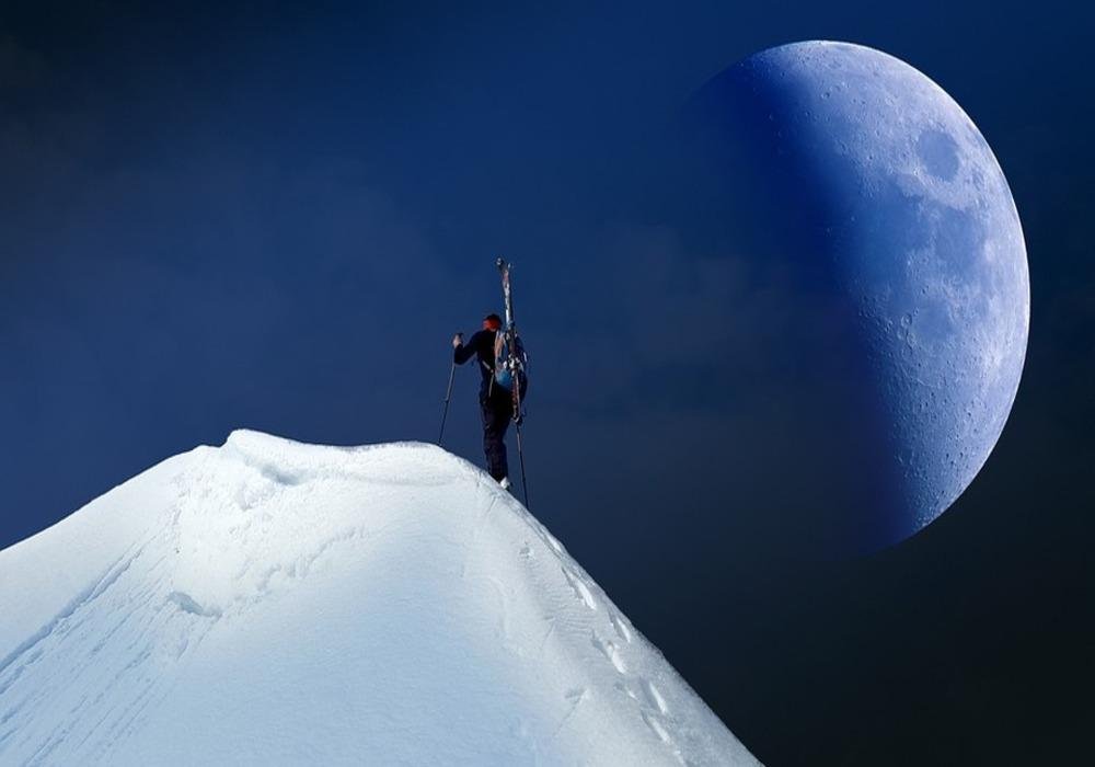 Bulan adalah satelit alami Bumi