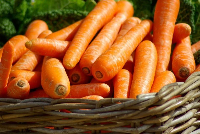 Makanan yang mengandung vitamin A Tinggi hati (sapi, babi, ayam, kalkun, ikan) (6500 mg 722%) wortel (835 ug 93%) brokoli daun (800 mg 89%) ubi jalar (709 mg 79%) mentega (684 mg 76%) kangkung (681 ug 76%) bayam (469 ug 52%) labu (400 mg 41%) collard hijau (333 mg 37%) Keju cheddar (265 mg 29%) melon melon (169 mg 19%) telur (140 mg 16%) aprikot (96 mg 11%) pepaya (55 mg 6%) mangga (38 mg 4%) kacang (38 mg 4%) brokoli (31 mg 3%) susu (28 mg 3%)