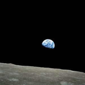 Daya tarik gravitasi Bumi bulan