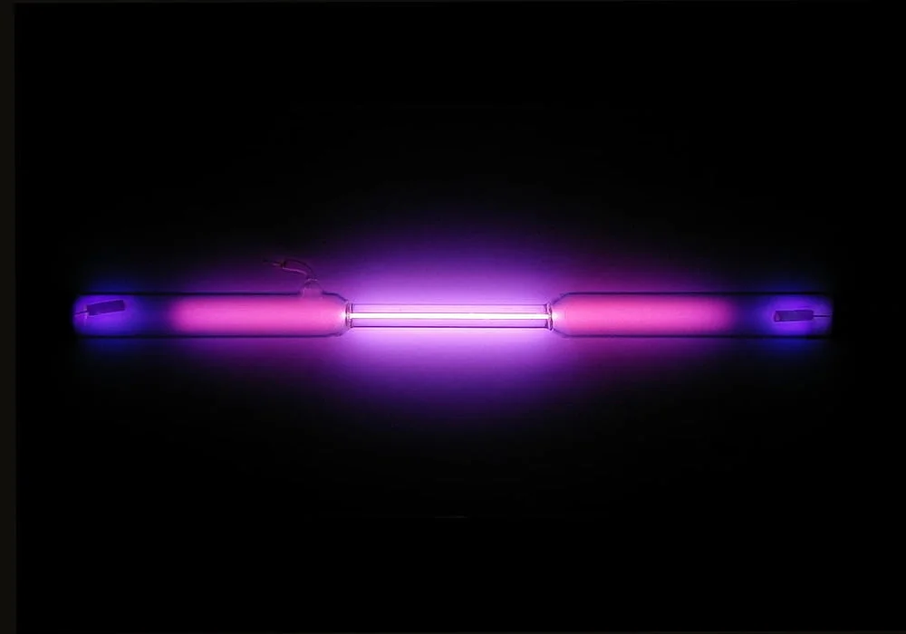 Spektrum = tabung pelepasan gas: gas mulia: argon Ar. Digunakan dengan 1,8kV, 18mA, 35kHz. ≈8 "panjangnya.