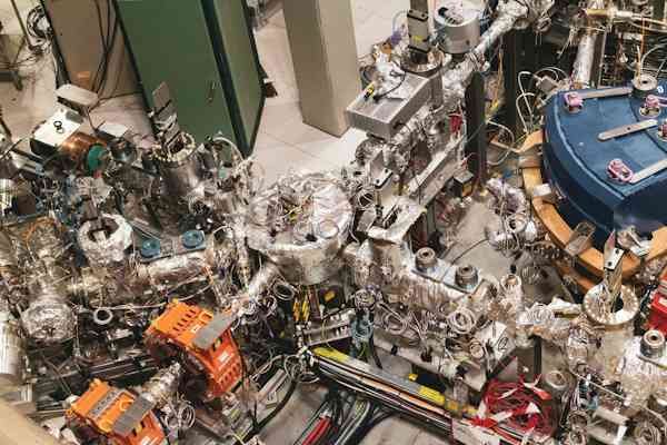 Fasilitas akselerator partikel untuk artikel Dubnium Db nomor atom 105