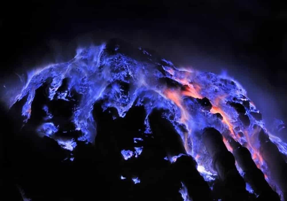 Api Biru Di Gunung Kawah Ijen