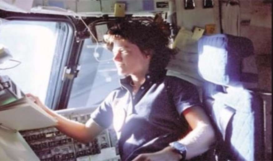 WANITA AMERIKA PERTAMA KALI DI RUANG ANGKASA