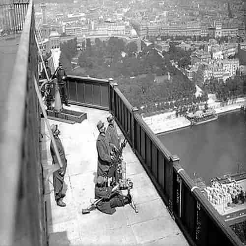 Tentara Eiffel Tower