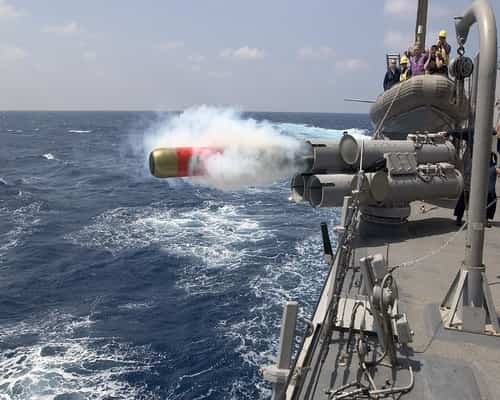 Torpedo diluncurkan dari dek
