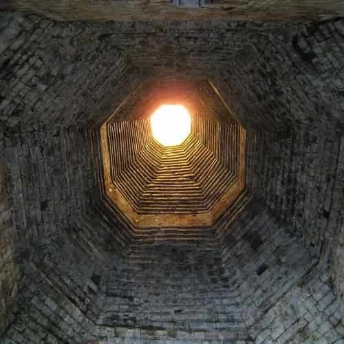 Atapnya segi delapan dan puncaknya berbentuk dagoba (stupa)