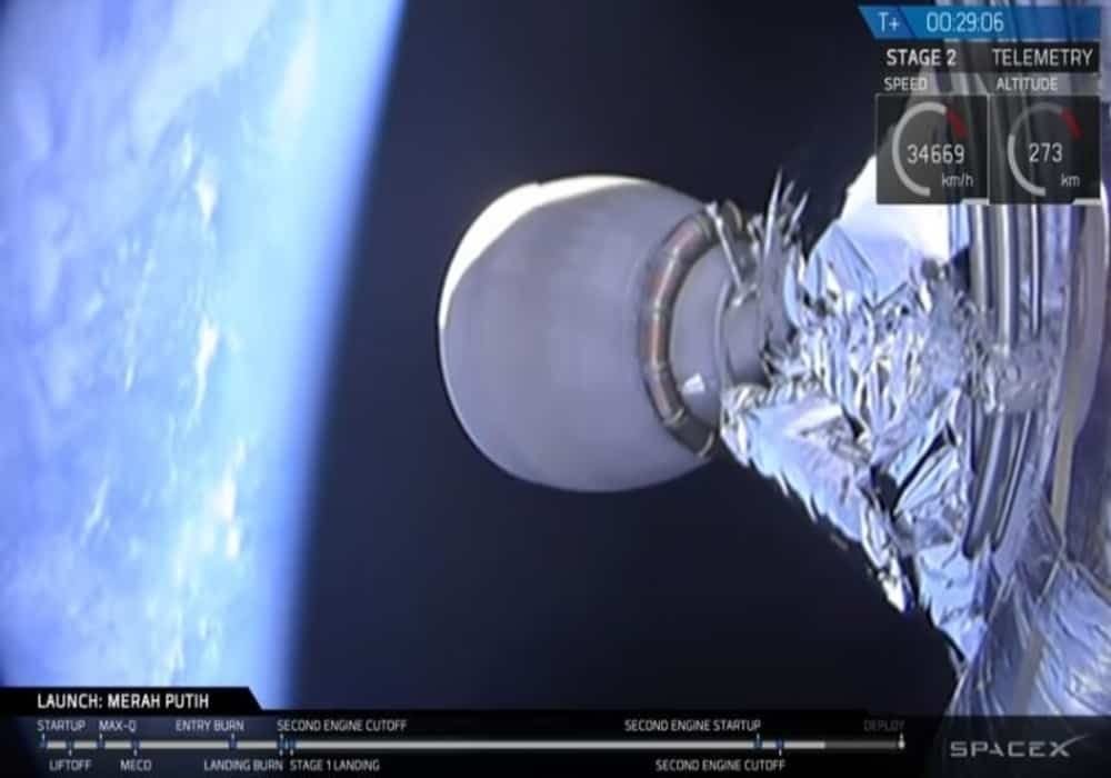 Satelit merah putih meluncur