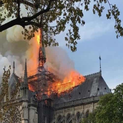 Notre Dame de Paris Terbakar - Gereja Katedral Gotik Terbakar Dengan Tragisnya - Senin 15 April 2019