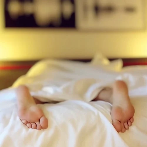 Kaki Bergerak Tak Terkontrol atau Sindroma Kaki Gelisah (Restless Legs Syndrome) – Penjelasan, Penyebab, Gejala, Pengobatan