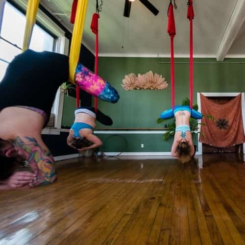 Contoh pose fly yoga aerial yoga