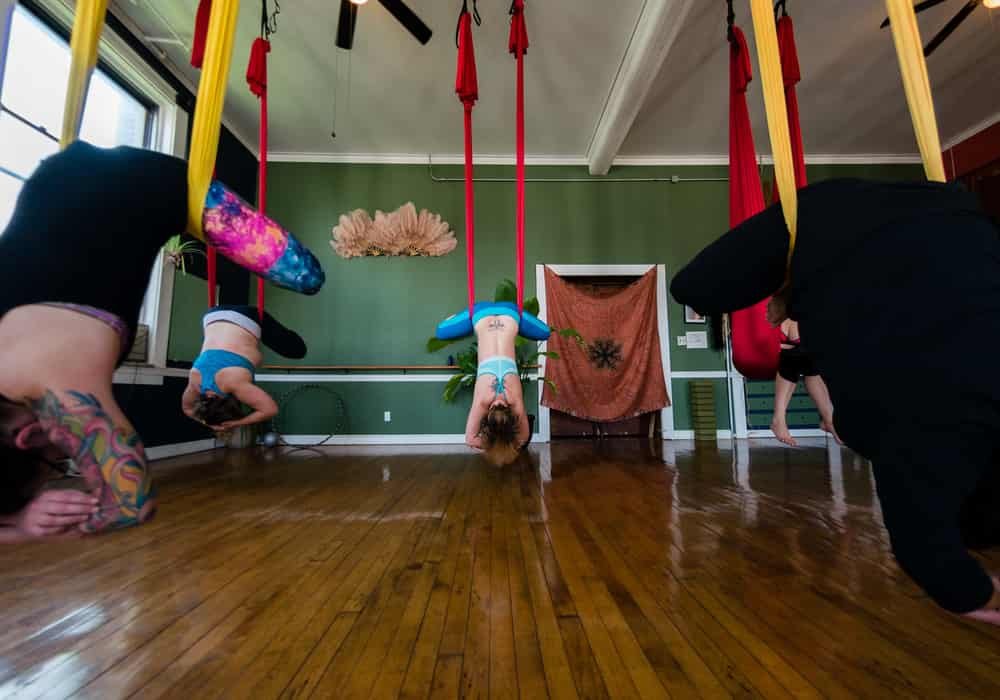 Contoh pose fly yoga aerial yoga