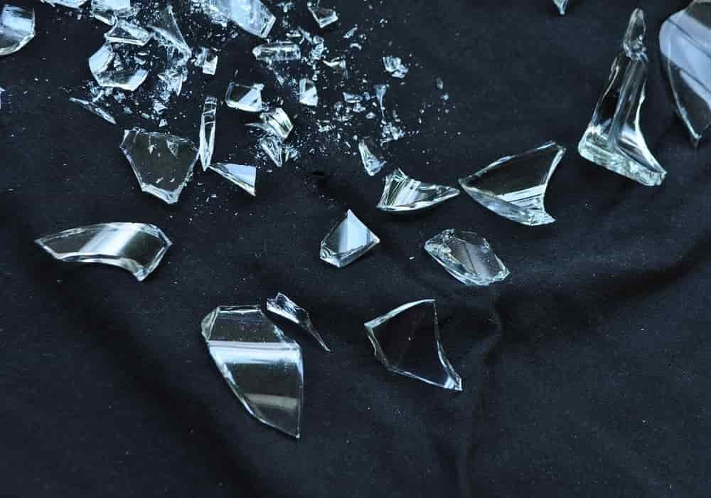 Arti Mimpi Kaca Pecah: Simbolisme dan Interpretasi