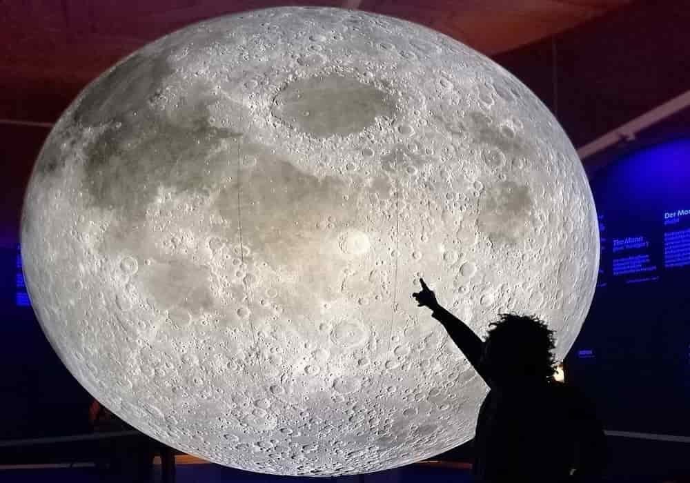 Siapa pemilik bulan