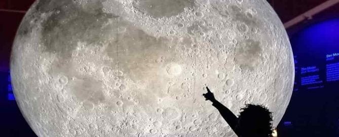 Siapa pemilik bulan