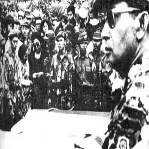Mayjend suharto menghadiri pemakaman jendral g30s pki