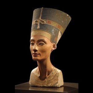 Nefertiti patung dada mesir kuno