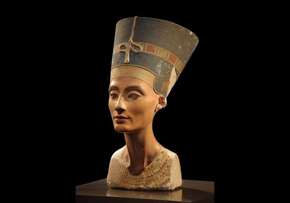 Patung dada nefertiti