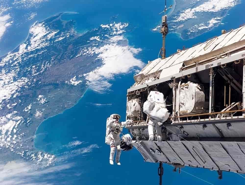 Astronot berjalan di luar angkasa ISS