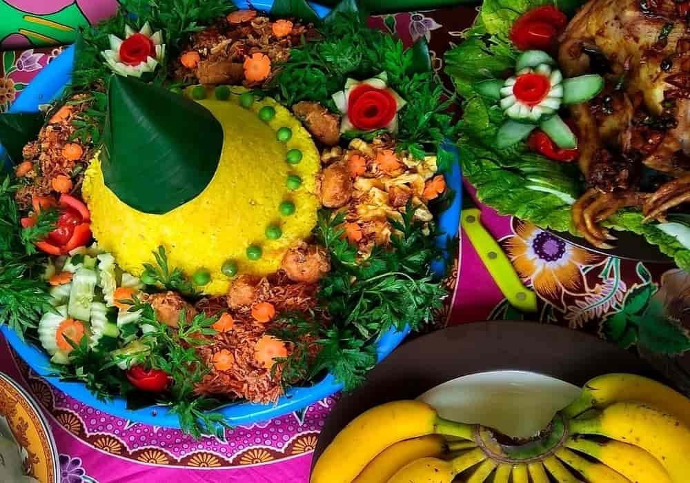 Makanan indonesia nasi tumpeng