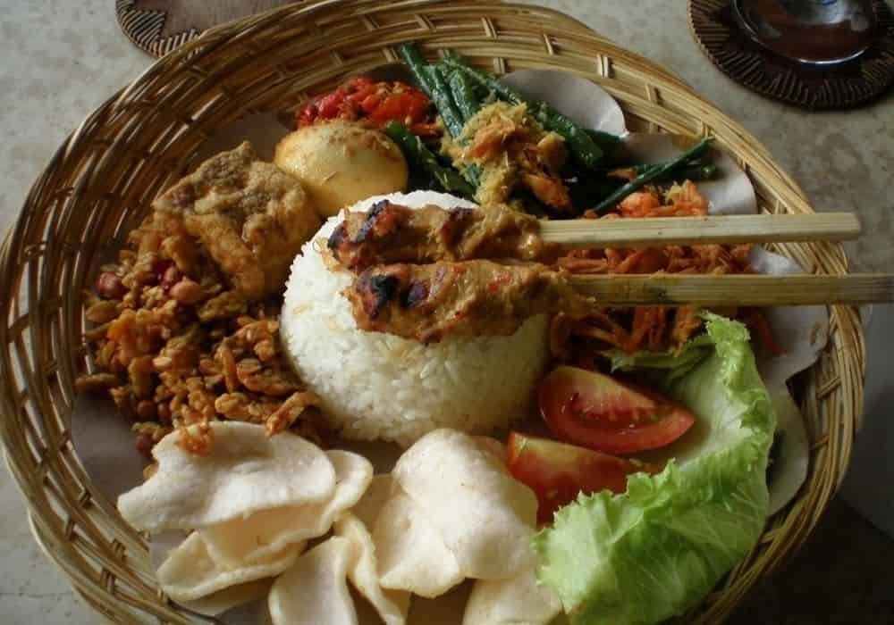 Nasi campur makanan indonesia