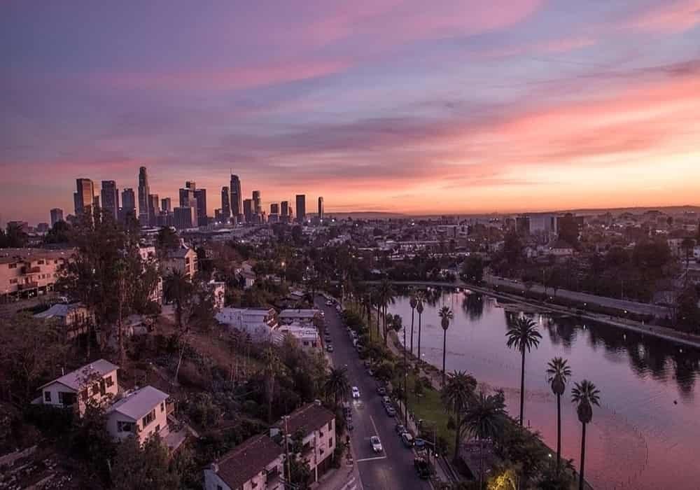 Danau Echo Park dengan Cakrawala Pusat Kota Los Angeles