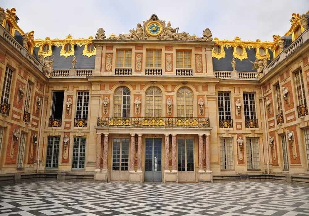 Marble court and fasad di  Istana Versailles