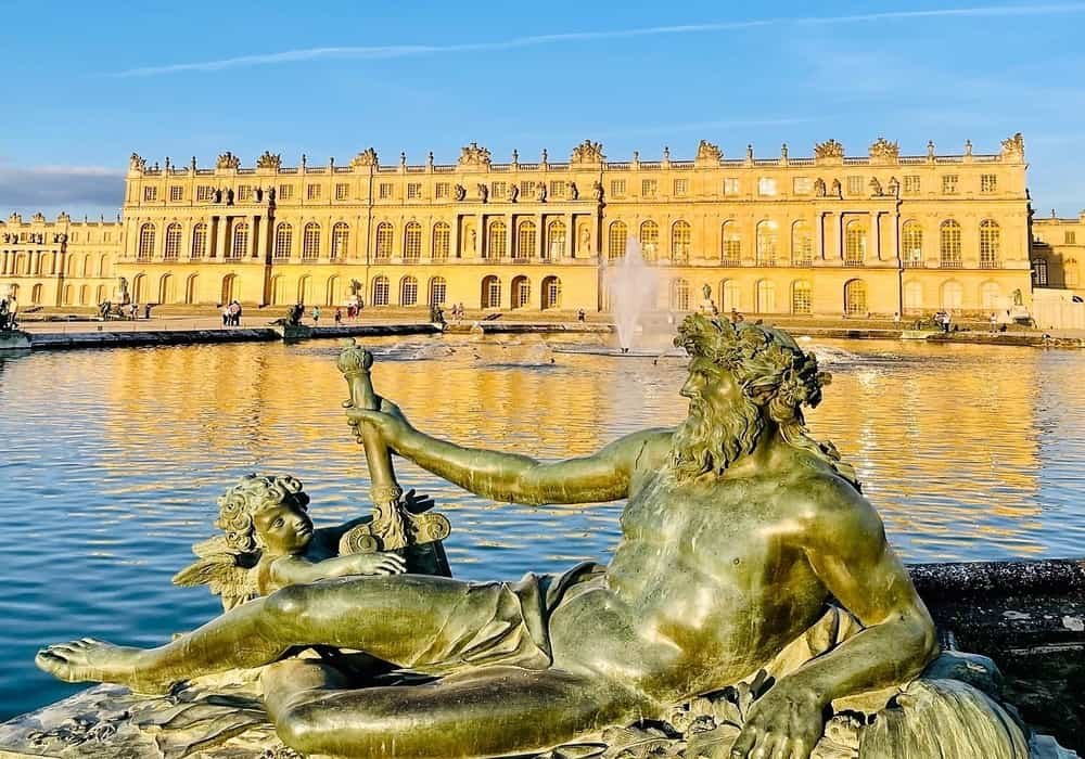 Patung le Rhone di Istana Versailles France