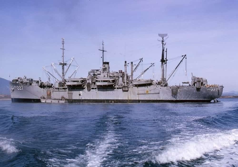 USS Renville (APA-227) berlabuh di lepas pantai Vietnam Selatan, 1966