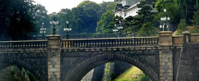 Jembatan Nijubashi di kompleks Istana Raja Jepang di Tokyo. Dari esplanade istana, Anda dapat melihat jembatan Nijubashi dengan menara Fushimi-yagura putih di latar belakangnya.