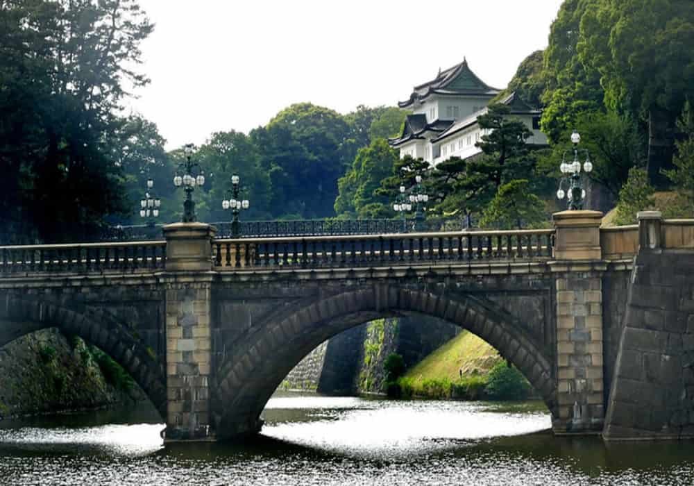 Jembatan Nijubashi di kompleks Istana Raja Jepang di Tokyo. Dari esplanade istana, Anda dapat melihat jembatan Nijubashi dengan menara Fushimi-yagura putih di latar belakangnya.