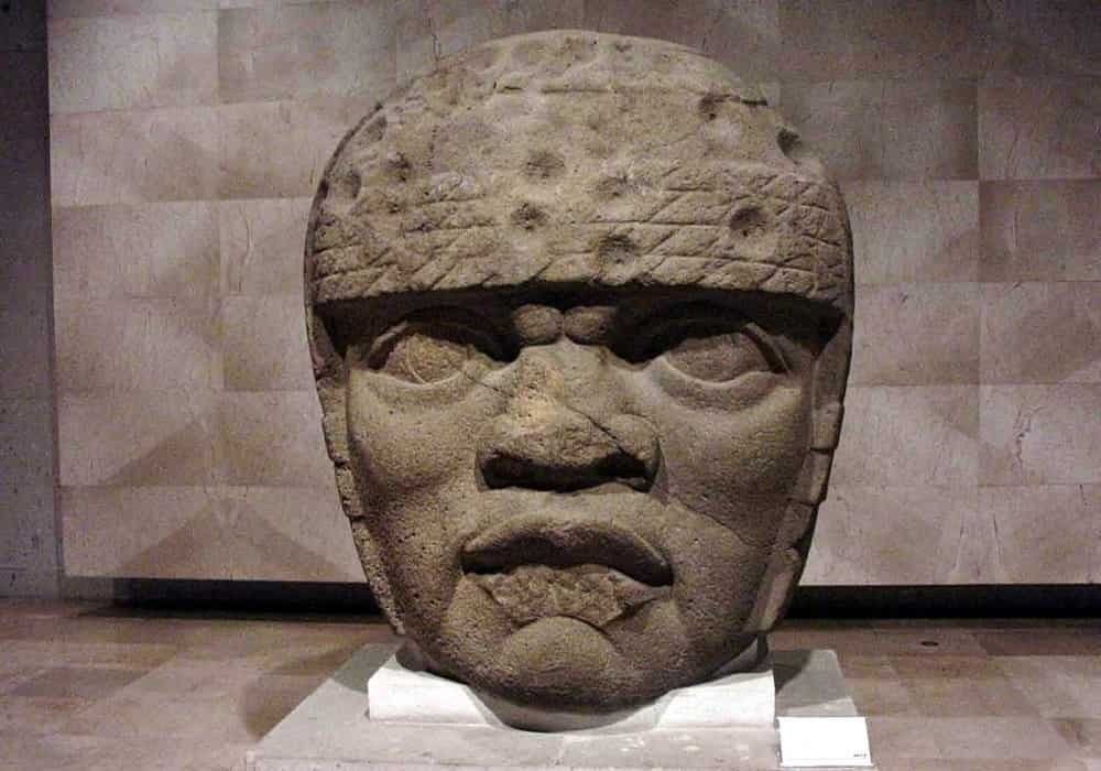 Kepala raksasa perabadan Olmek. Monumen San Lorenzo 3 (juga dikenal sebagai Colossal Head 3). Tinggi: 178cm. Museum Antropologi Xalapa