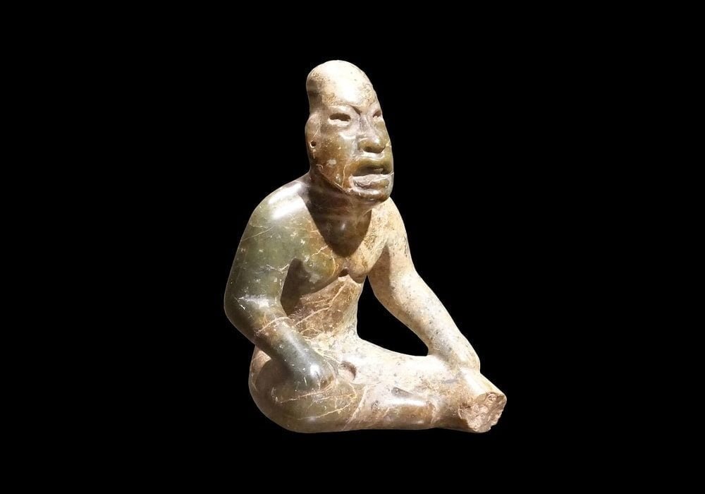 Patung Olmec sosok seorang pria antara abad ke-13 dan abad ke-10 SM