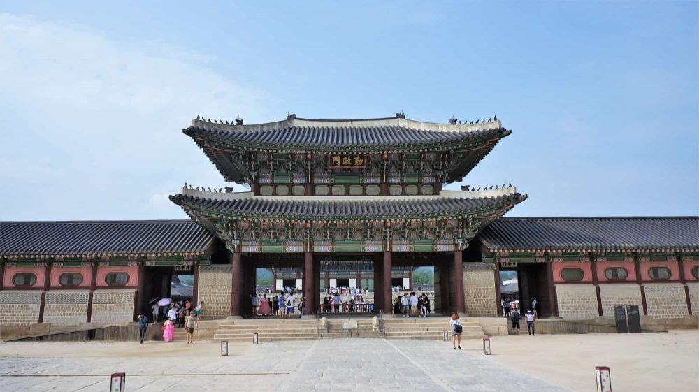 Gerbang Geunjeongmun dan Koridor Istana Gyeongbokgung