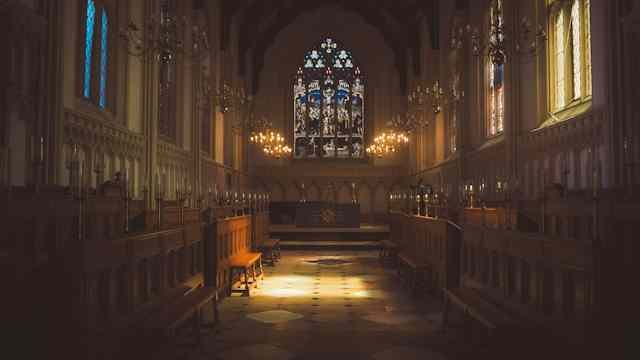 Interior gereja dengan kaca patri untuk artikel Gloria in Excelsis Deo