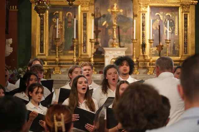 Paduan suara di gereja untuk artikel Te Deum doa pujian dan lagu religi