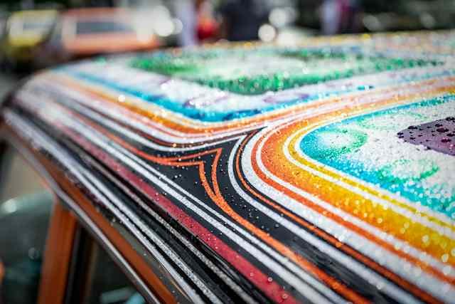 Permukaan kendaraan berwarna-warni untuk artikel Fordite atau Akik Detroit