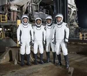 Pakaian astronot luar angkasa