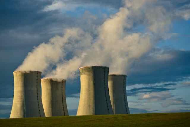 Ilustrasi pembangkit listrik tenaga nuklir untuk artikel uranium unsur kimia nomor atom 92