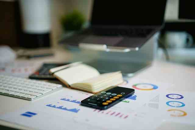 Analisis unit economics bisnis dengan laporan keuangan, kalkulator, margin, CAC dan LTV