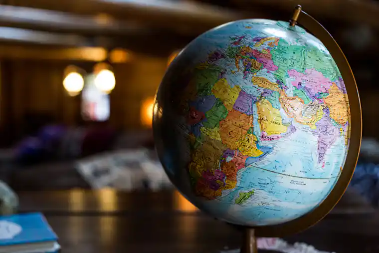 Distorsi proyeksi peta terlihat saat permukaan globe dipindahkan ke bidang datar