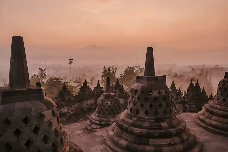 Stupa Borobudur saat fajar untuk artikel kemunculan bergantungan Buddhisme