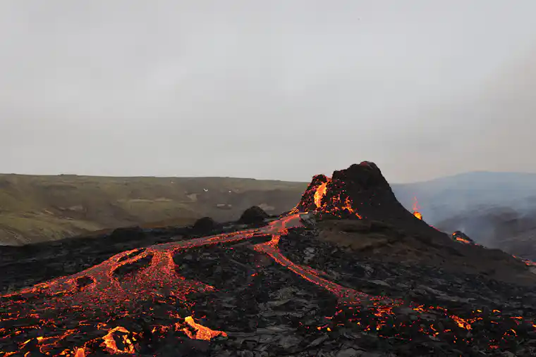 Pemantauan gunung api aktif dari jarak aman untuk membaca perubahan aktivitas