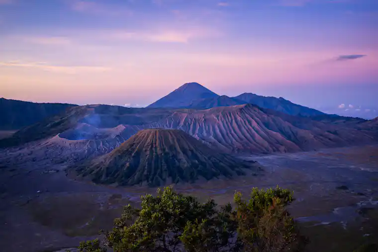 Pemantauan gunung api di Indonesia dengan pengamatan visual dari kawasan aman