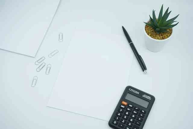 Unit economics bisnis dengan kalkulator dan catatan keuangan untuk menghitung margin, CAC dan LTV